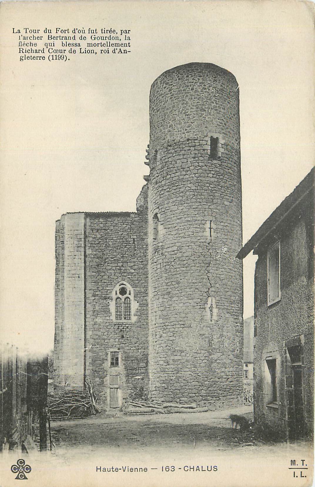CPA Haute Vienne Chalus La Tour du Fort d ou fut tiree oar l archer Bertrand de Gourdon