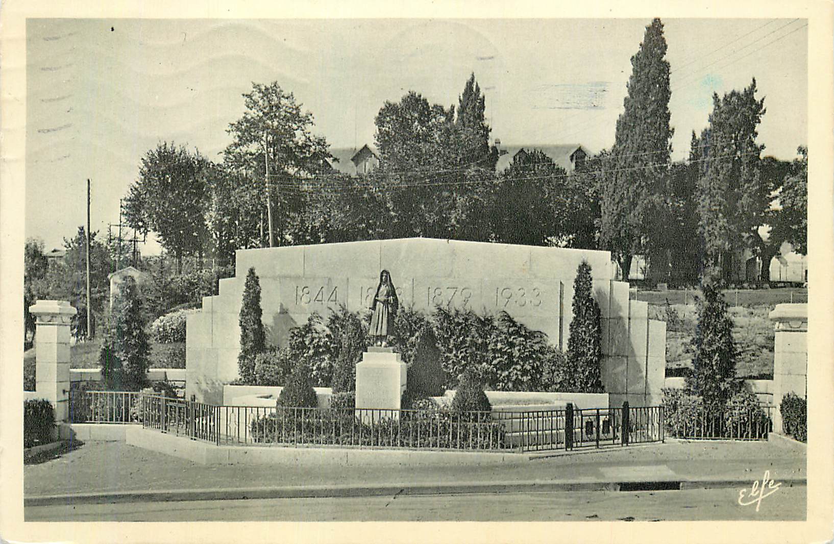 CPA Pyrenees Ocean Lourdes Le Monument a Bernadette