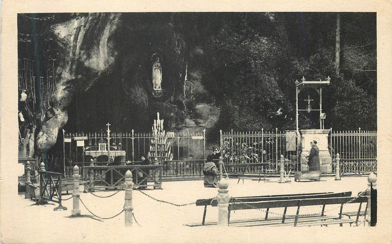 CPA Lourdes La Grotte Miraculleuse