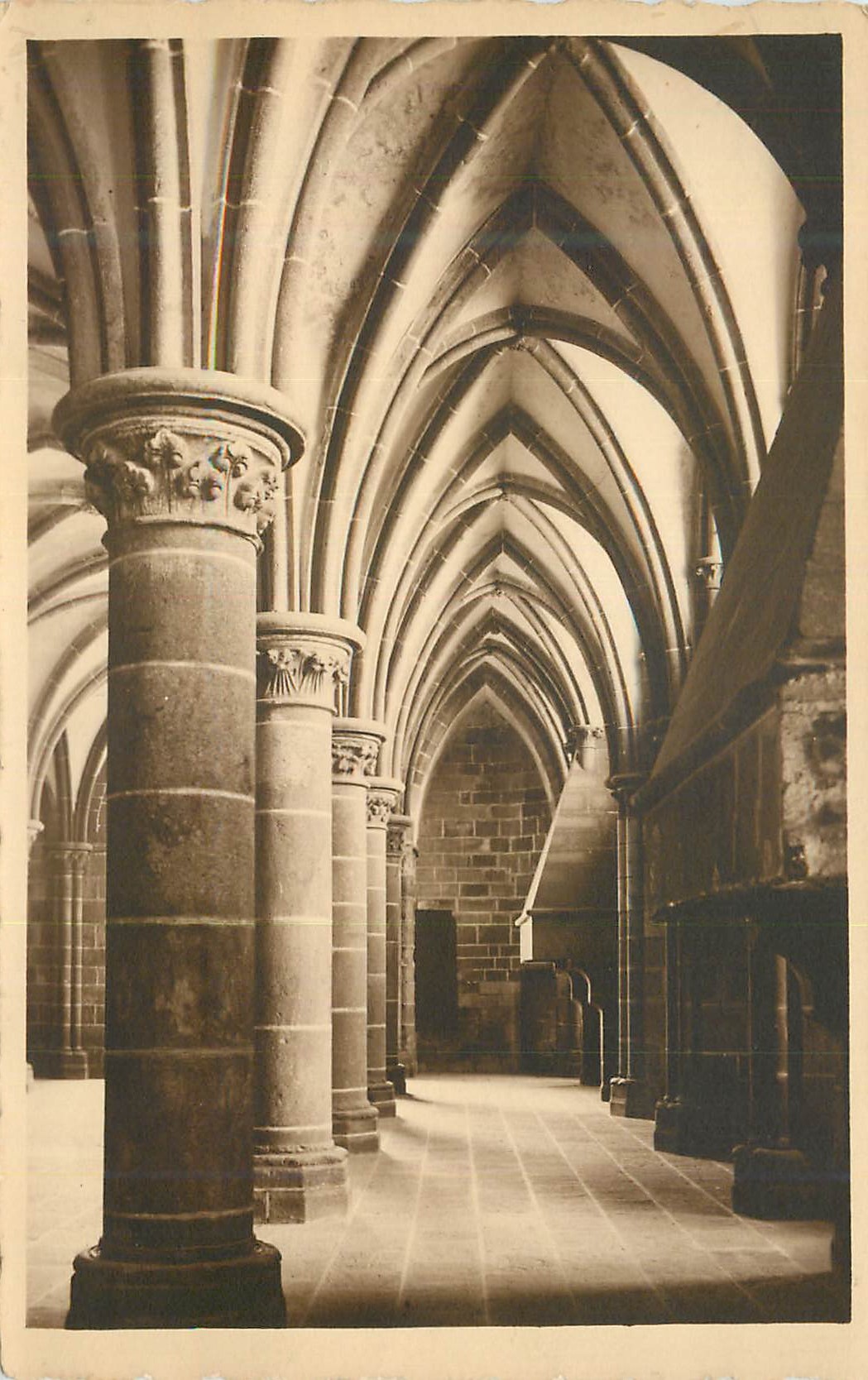 Intérieur d'une abbaye gothique — couloir avec voûte et colonnes — éditeur non identifié