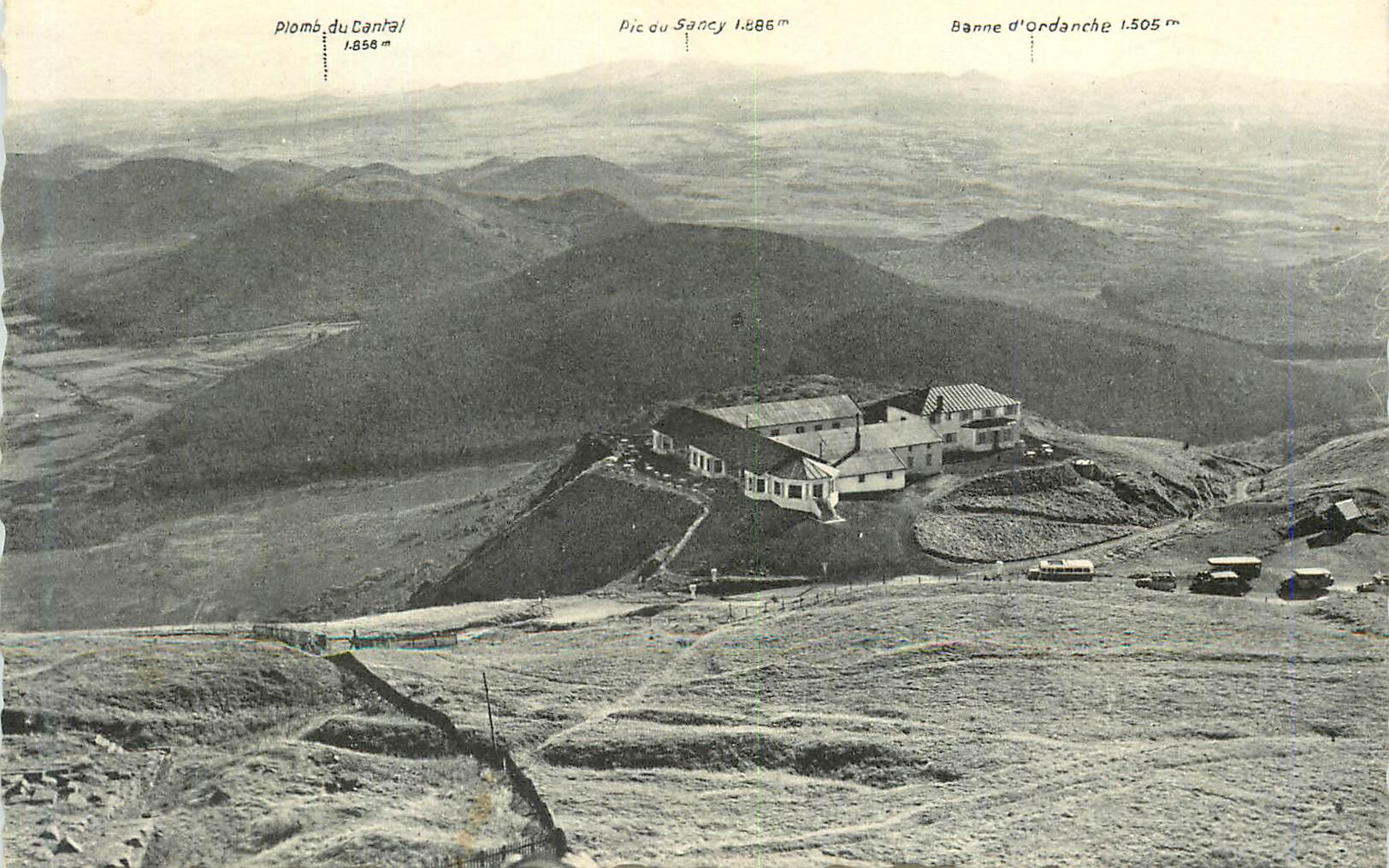 CPA Puy de Dome Panorama sud et l Hotellerie vus du balcon d Orientation du Puy de Dome