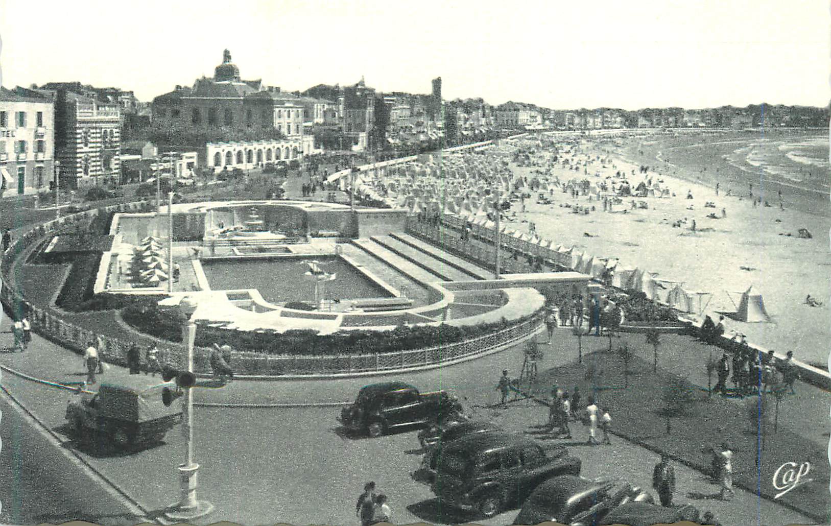 CPM Les Sables de Olonne Vue sur le Remblai et la Piscine
