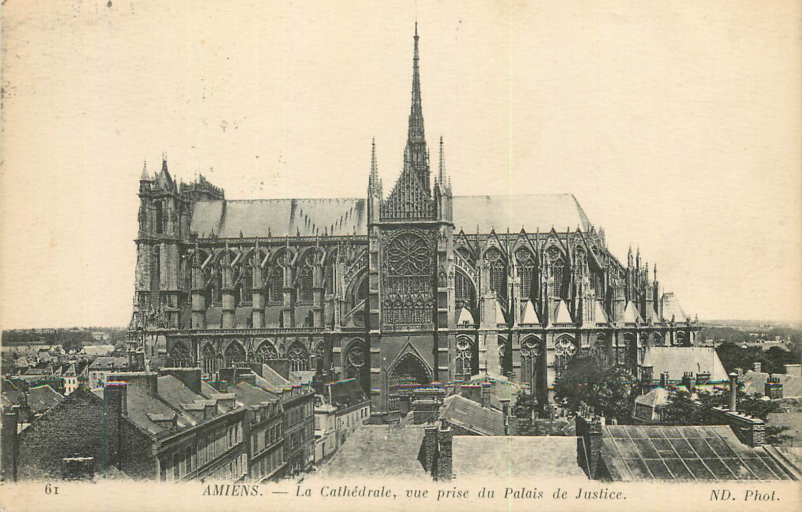 CPA Amiens La Cathedrale vue prise du Palais de Justice