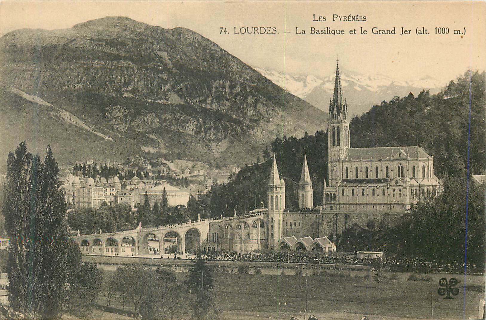 CPA Les Pyrenees Lourdes La Basilique et le Grand Jer