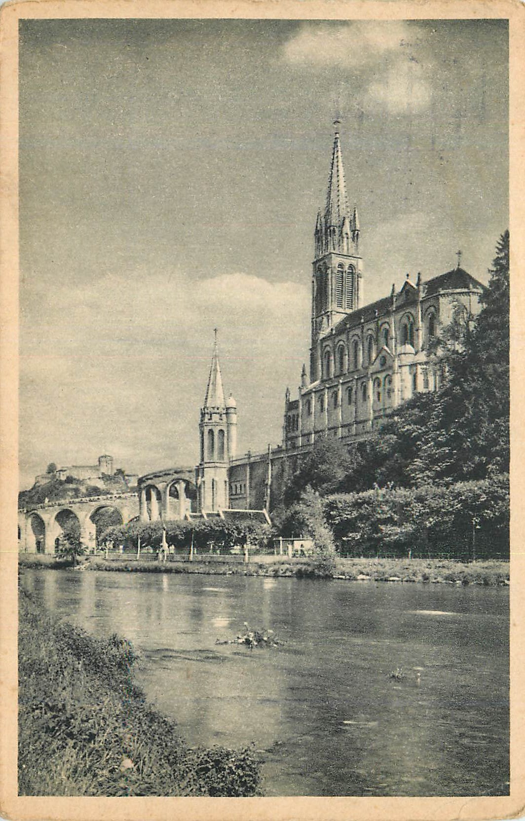 CPA Lourdes La Basilique et le Gave