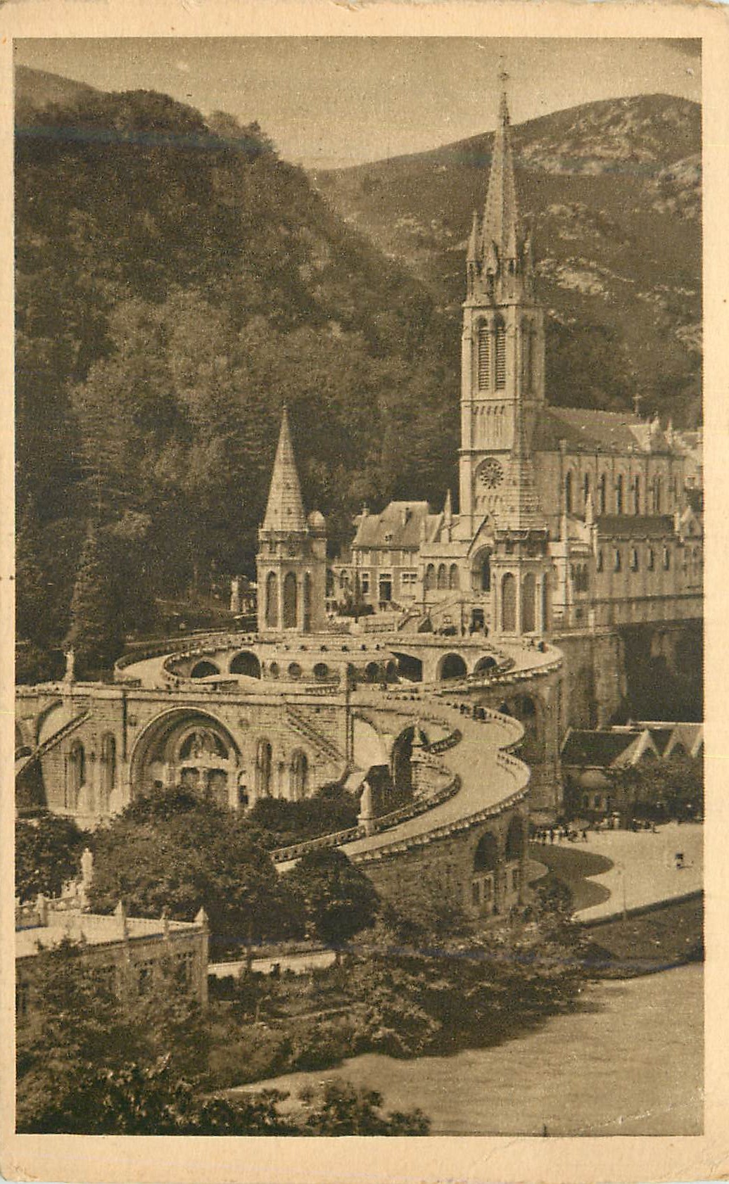CPA Lourdes La Basilique et le Gave