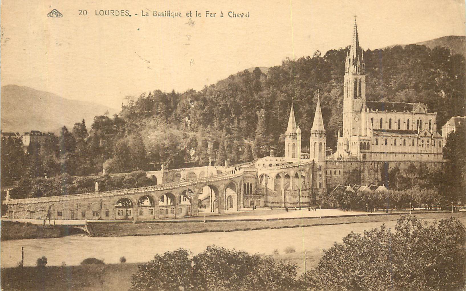 CPA Lourdes La Basilique et le Fer a Cheval