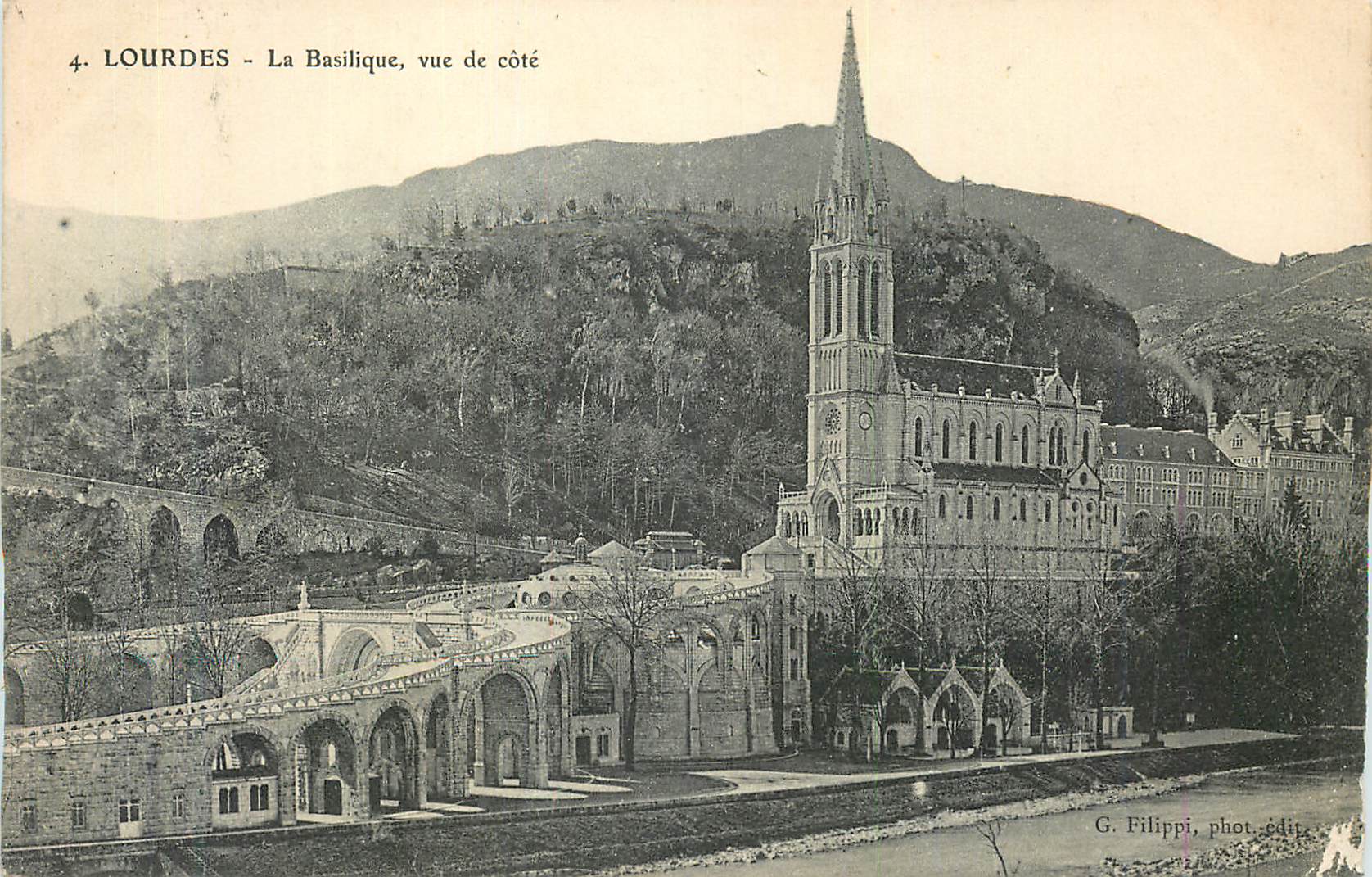 CPA Lourdes La Basilique vue de cote
