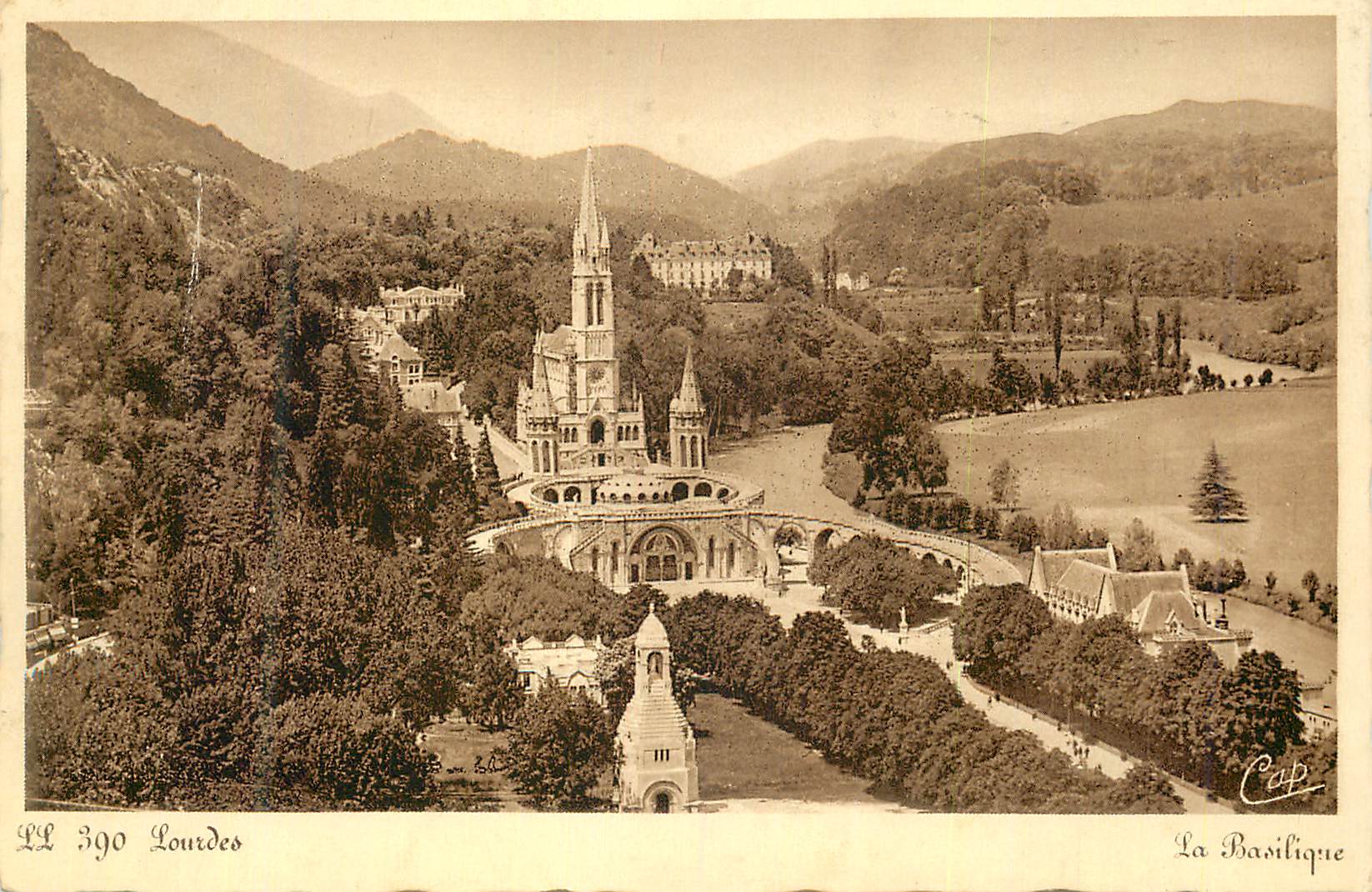 CPA Lourdes La Basilique