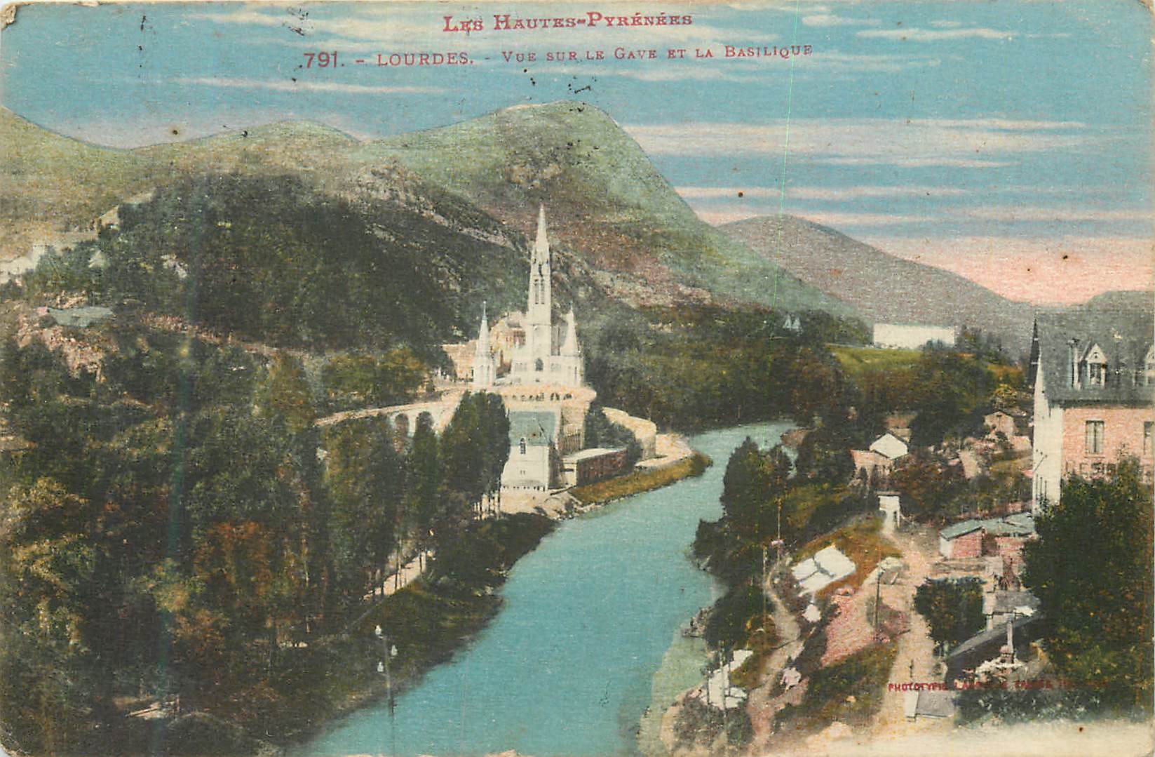 CPA Les Hautes Pyrenees Lourdes Vue sur le Gave et la Basilique