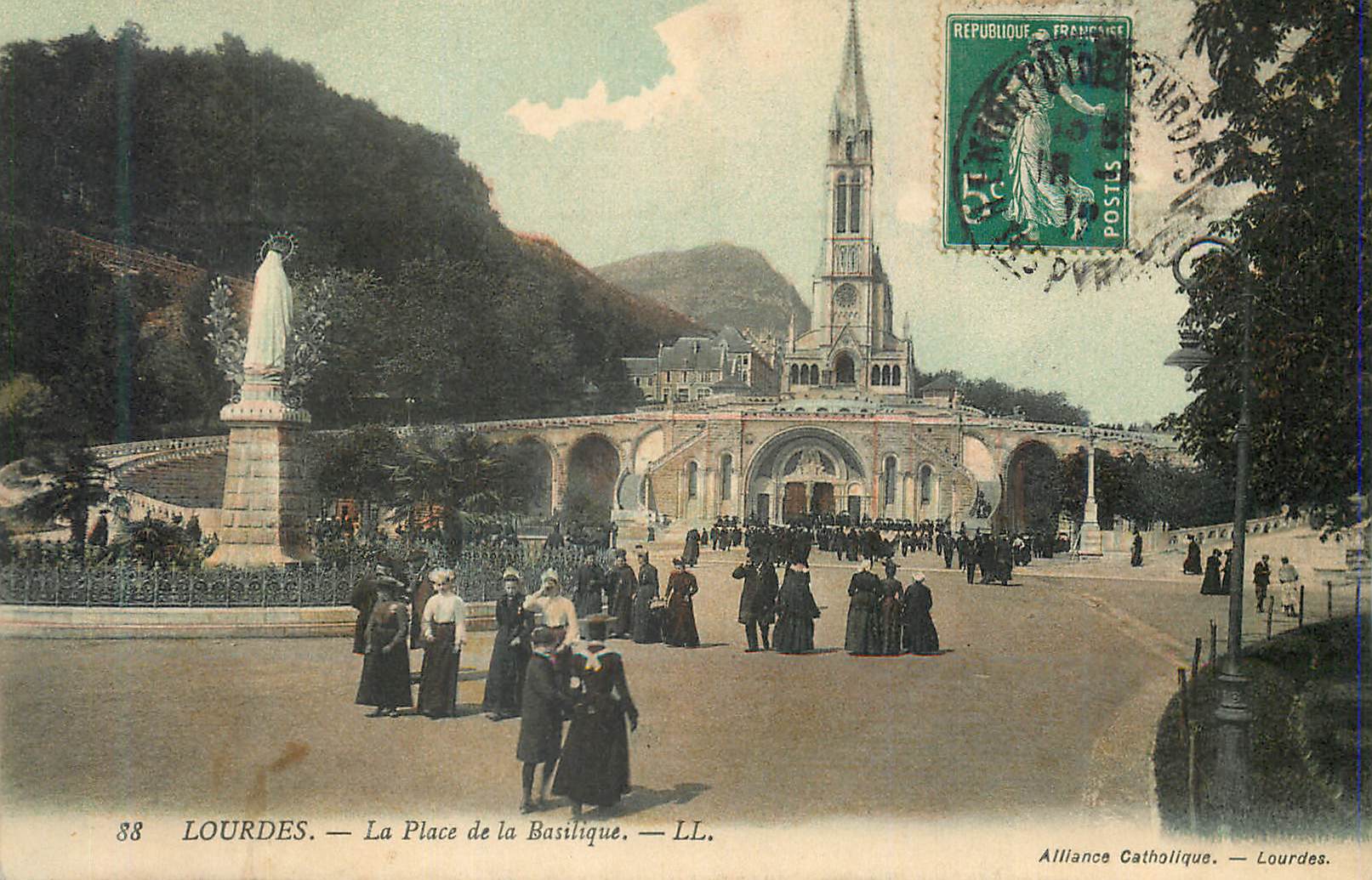 CPA Lourdes La Place de la Basilique