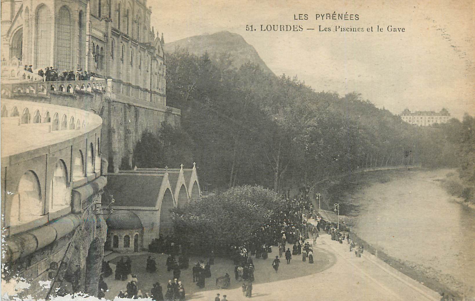 CPA Les Pyrenees Lourdes Les Piscines et le Gave