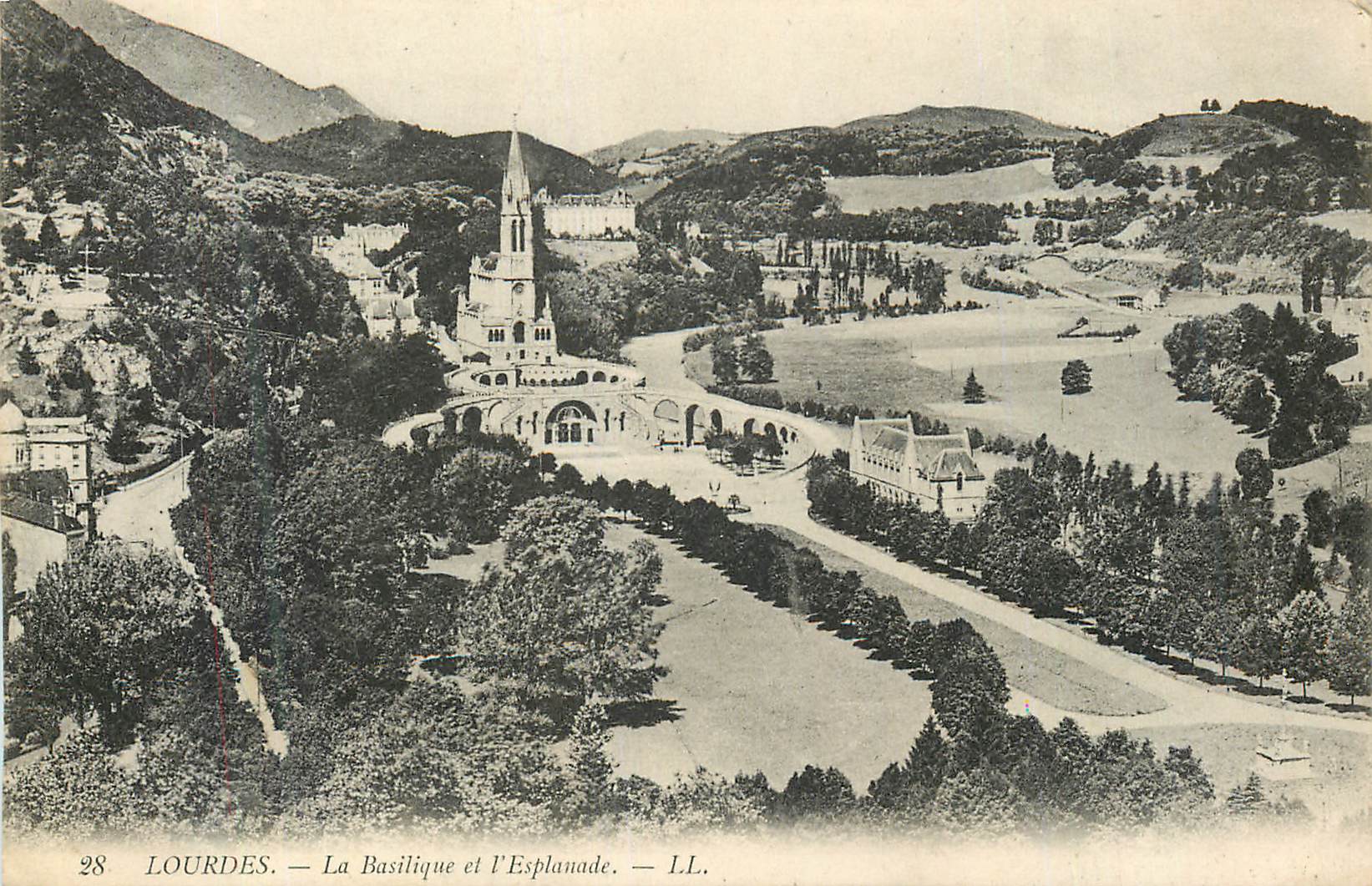 CPA Lourdes La Basilique et l Esplanade