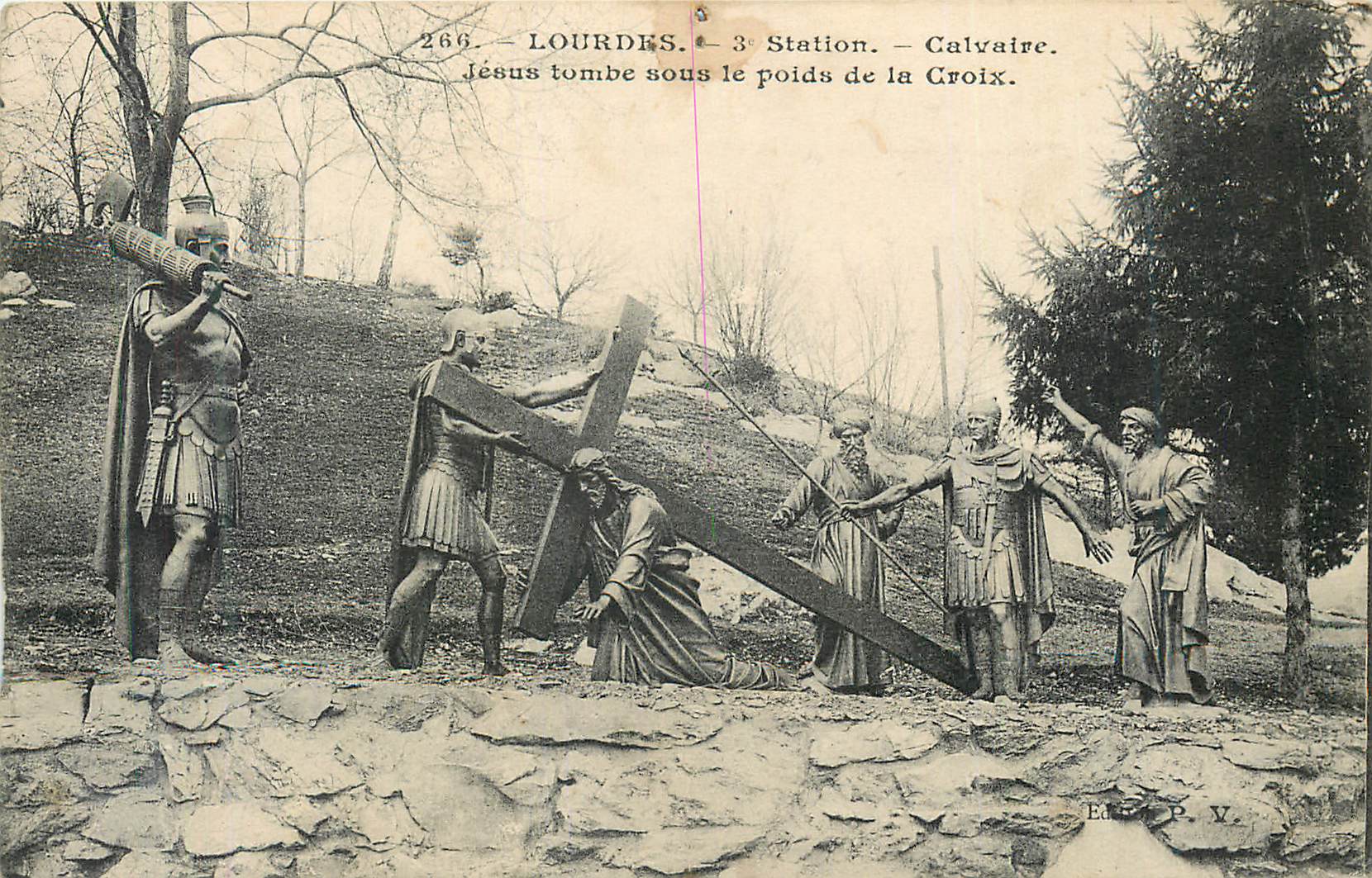 CPA Lourdes Station Calvaire Jesus Tombe sous le poids de la Croix