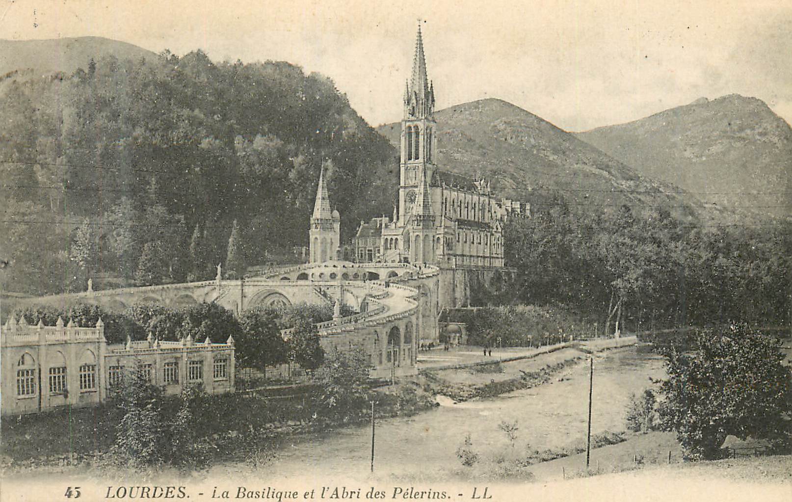 CPA Lourdes La Basilique et l Abri des Pelerins