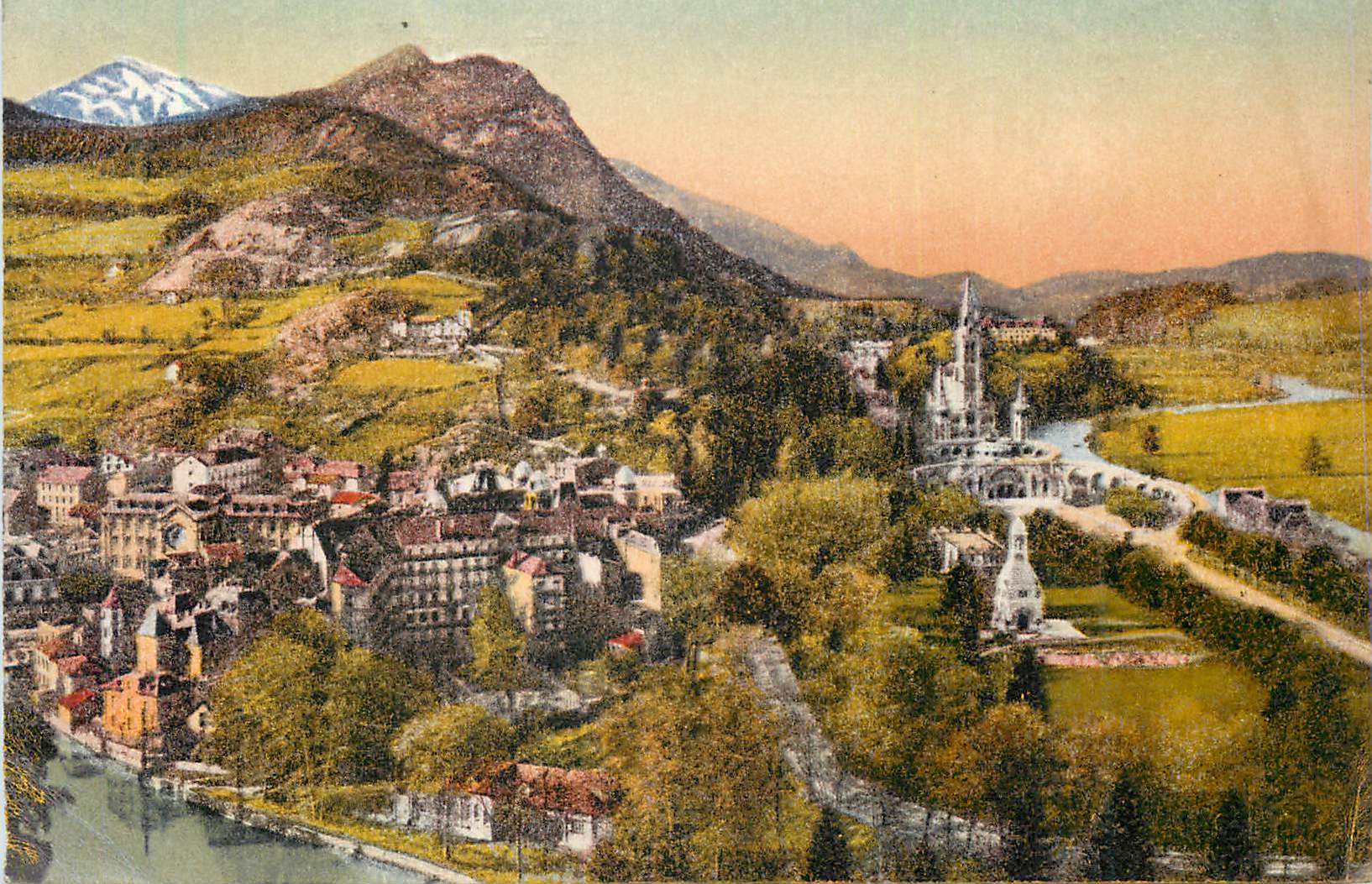 Sallanches — vue panoramique avec église et montagnes enneigées — éditeur non identifiable