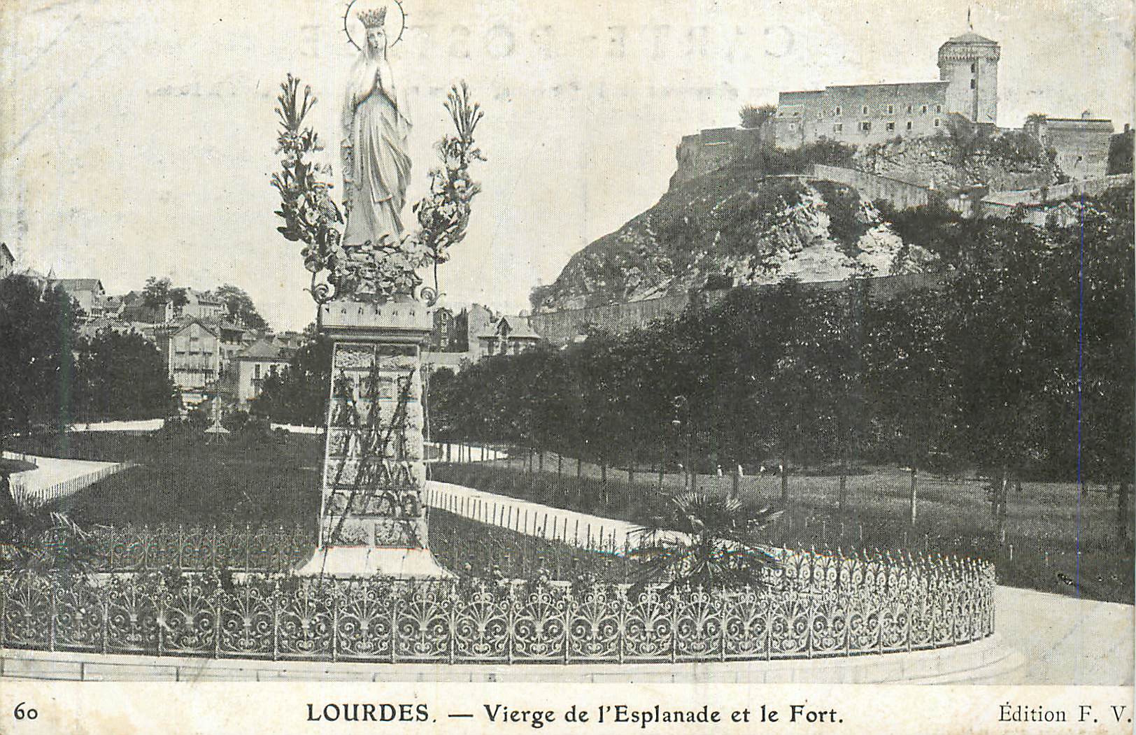 CPA Lourdes Vierge de l Esplanade et le Fort