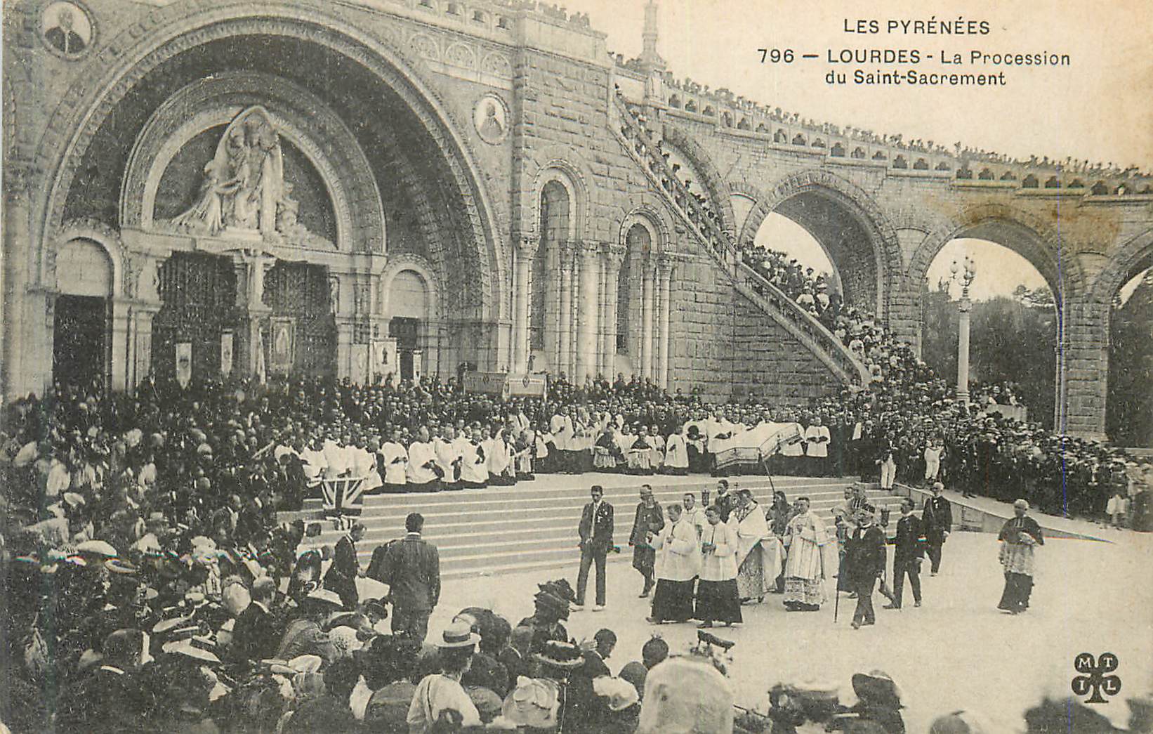 CPA Les Pyrenees Lourdes La Procession du Saint Sacrament