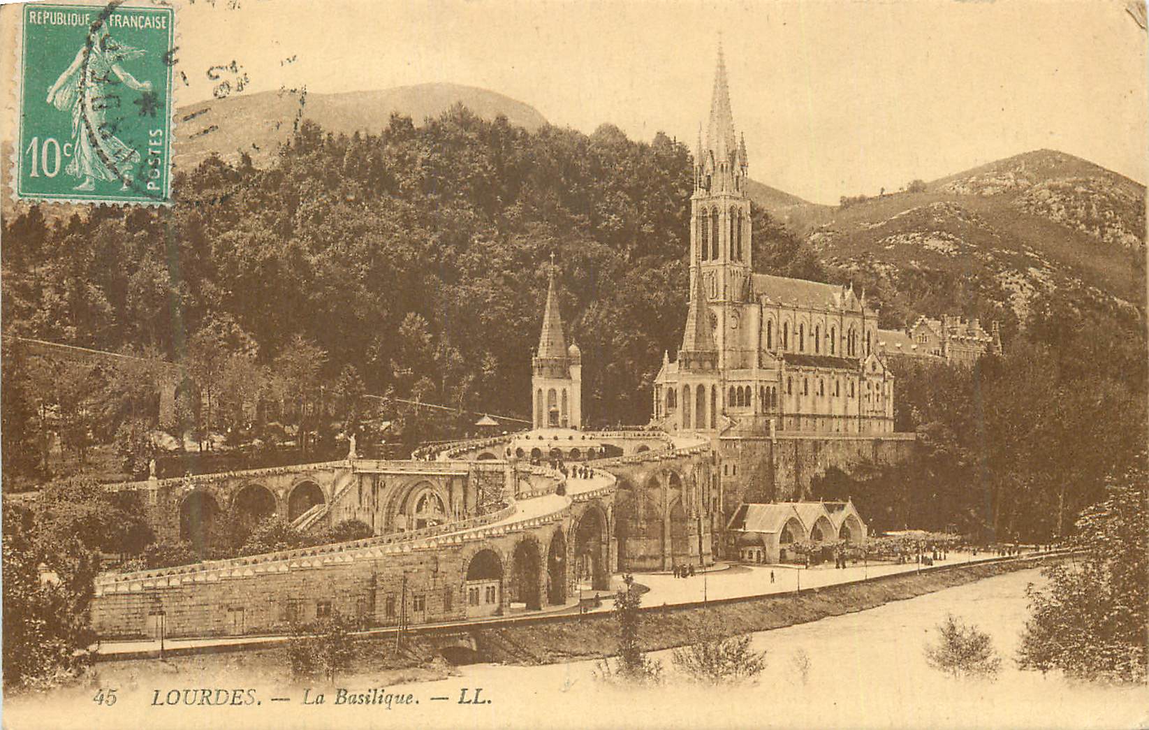 CPA Lourdes La Basilique