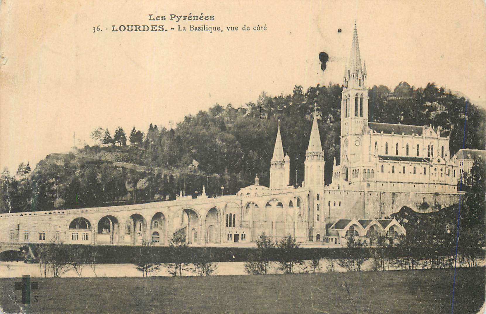 CPA Les Pyrenees Lourdes La Basilique vue de cote