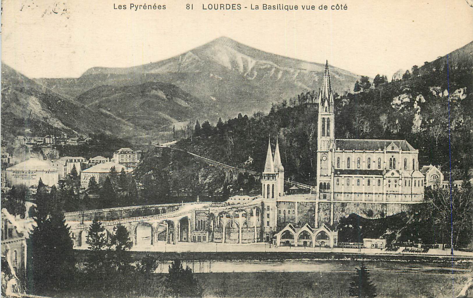 CPA Les Pyrenees Lourdes Basilique vue de cote