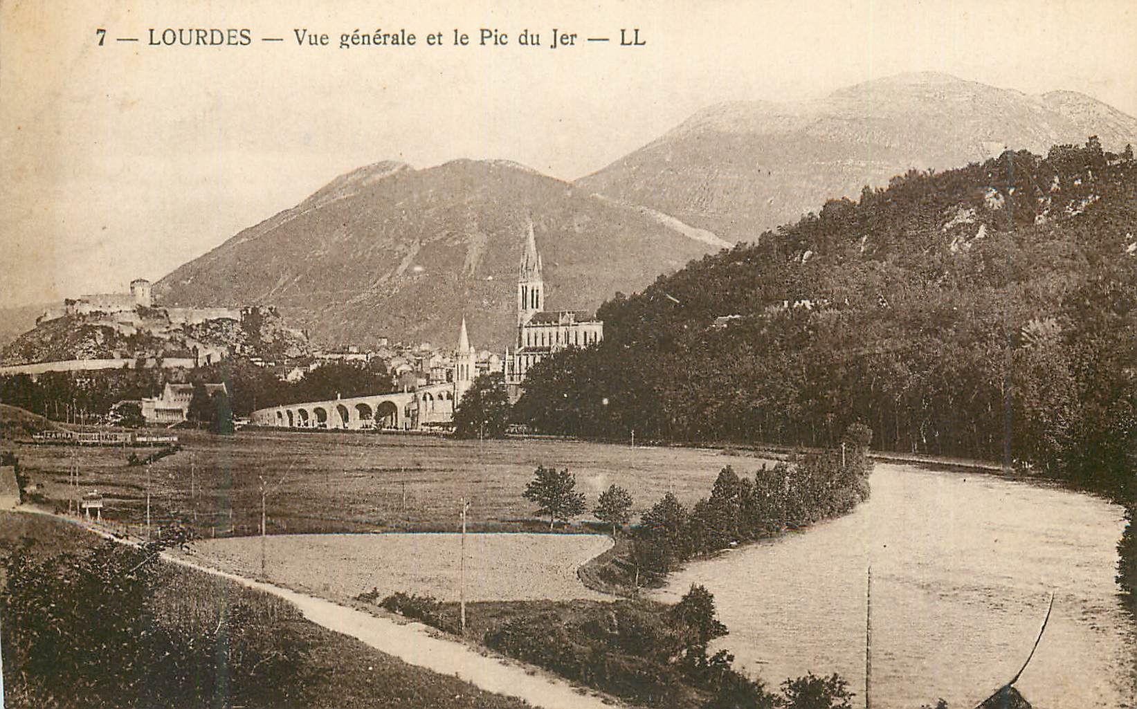 CPA Lourdes Vue generale et le Pic du Jer