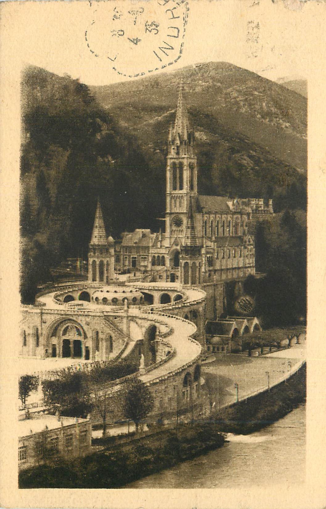 CPA Lourdes La Basilique et le Gave