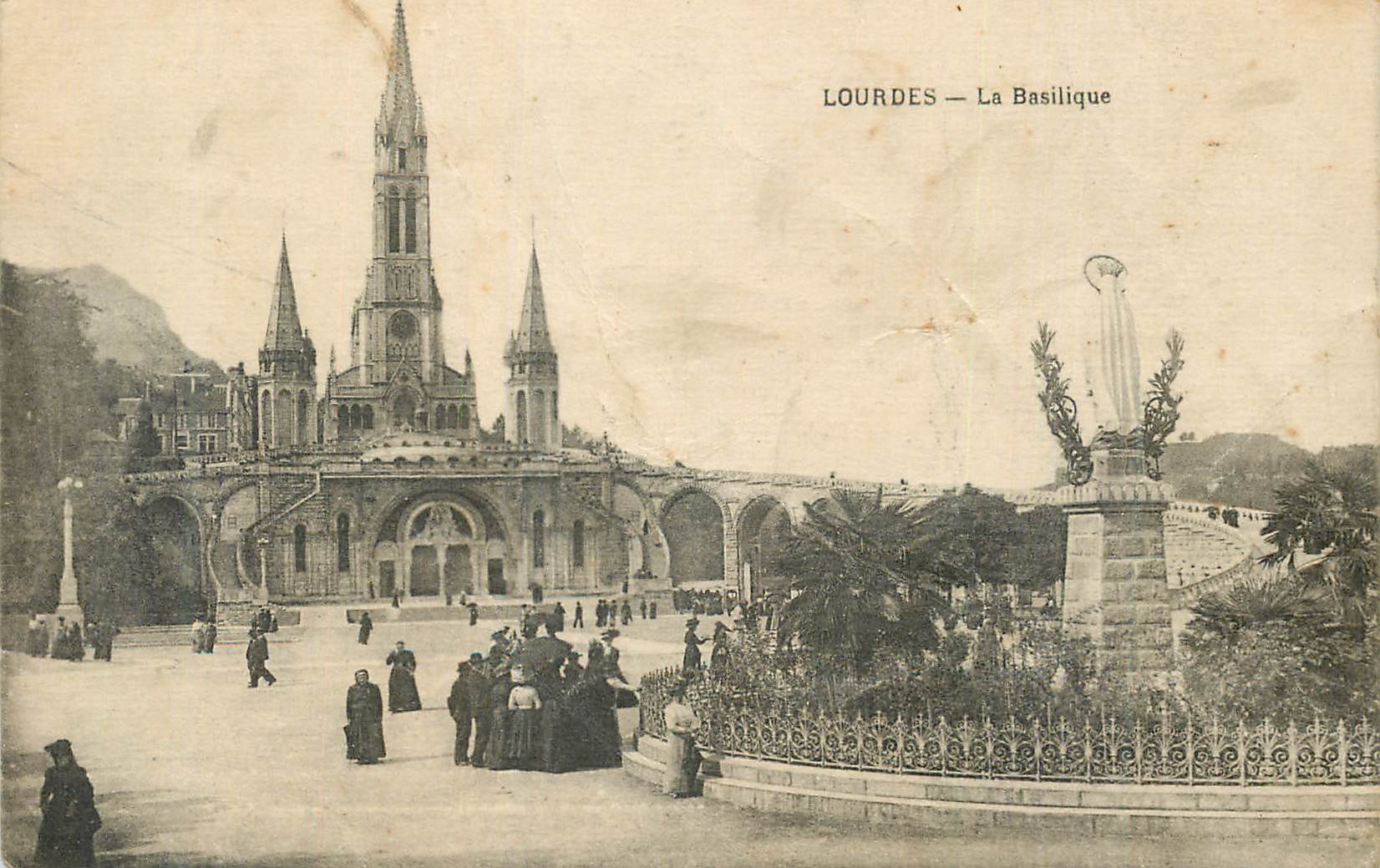 CPA Lourdes La Basilique