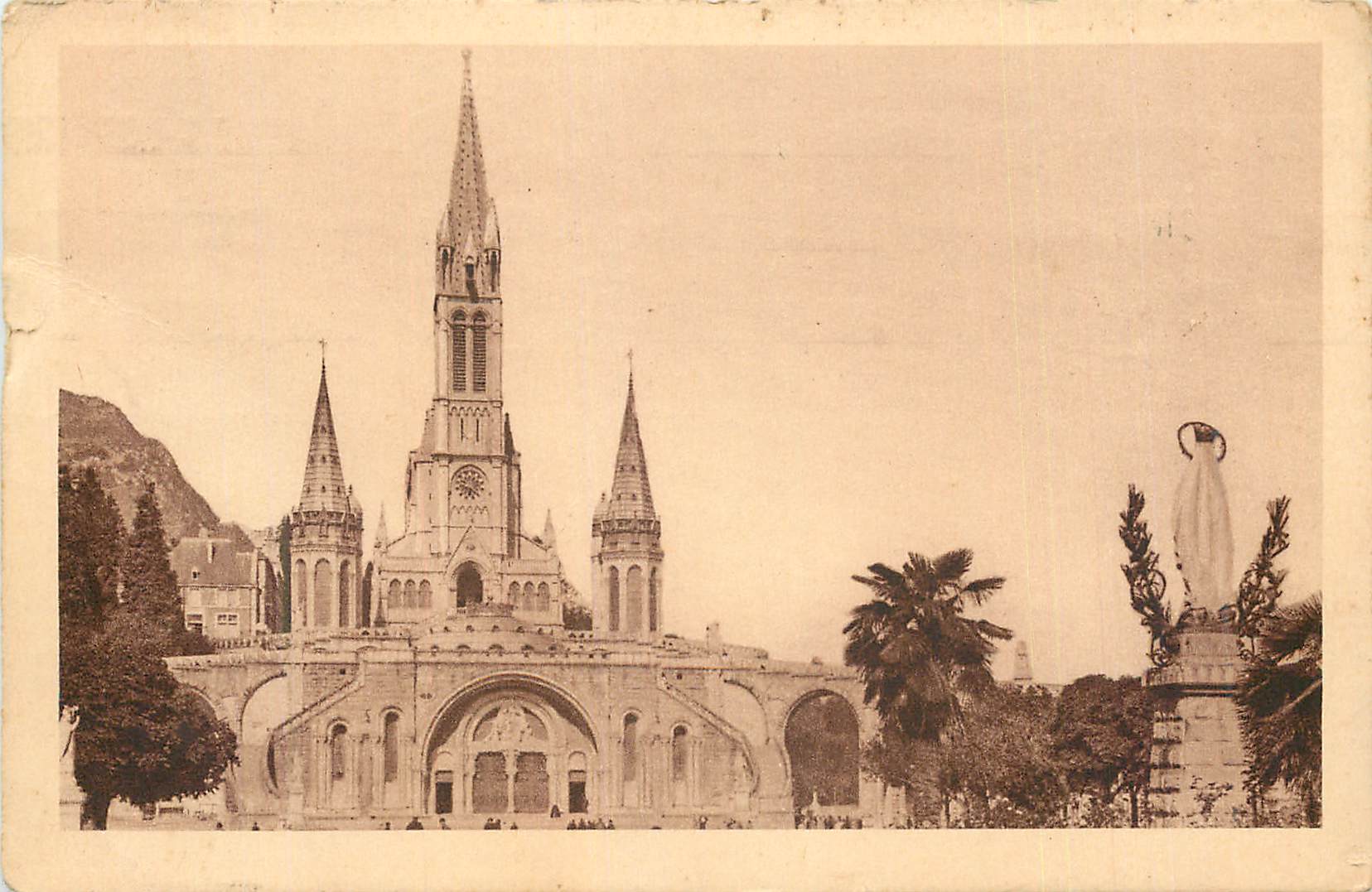 CPA Lourdes La Basilique et la Vierge Couronne