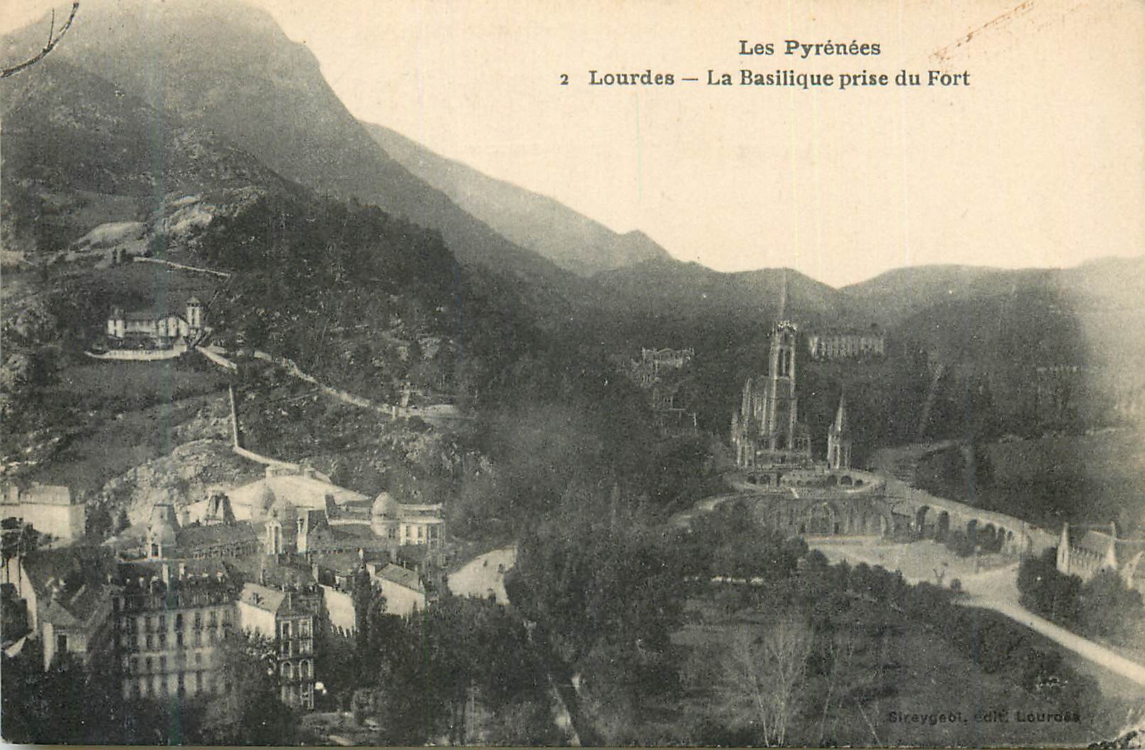CPA Les Pyrenees Lourdes La Basilique prise du Port