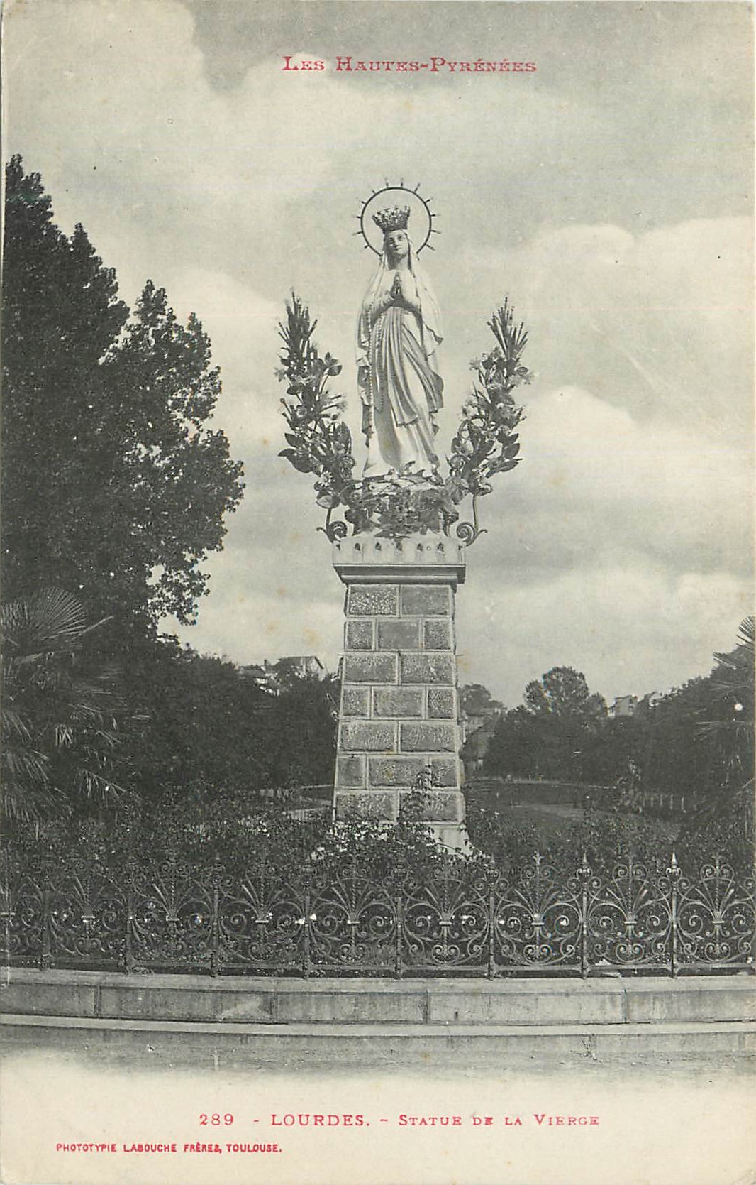 CPA Les Hautes Pyrenees Lourdes Statue de la Vierge