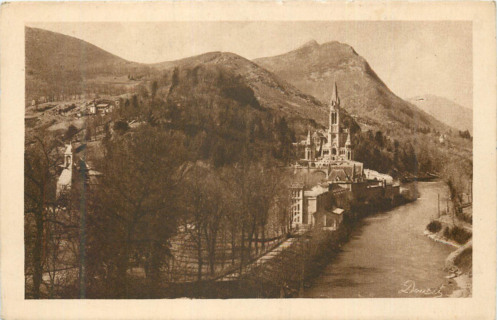 CPA Lourdes La Basilique et ke 