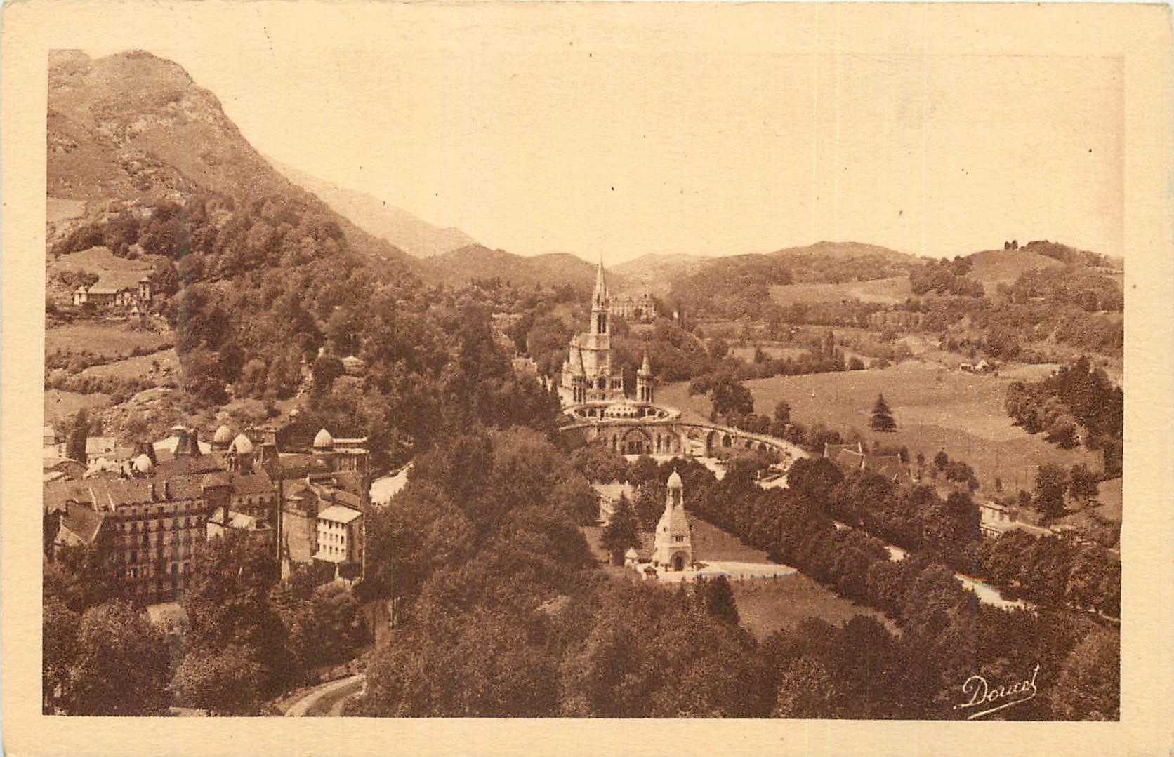CPA Lourdes Vue d ensemble sur la Basilique et le Calvaire
