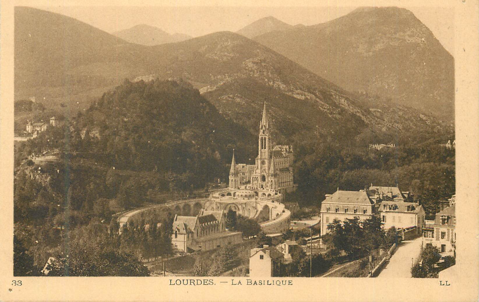 CPA Lourdes La Basilique
