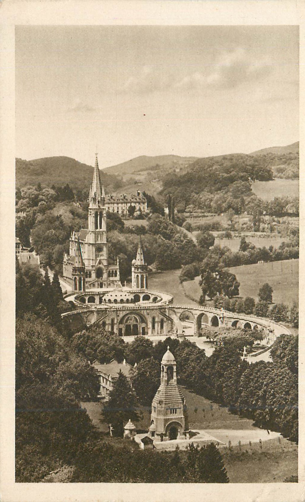 CPA Lourdes La Basilique et le Monument interellie
