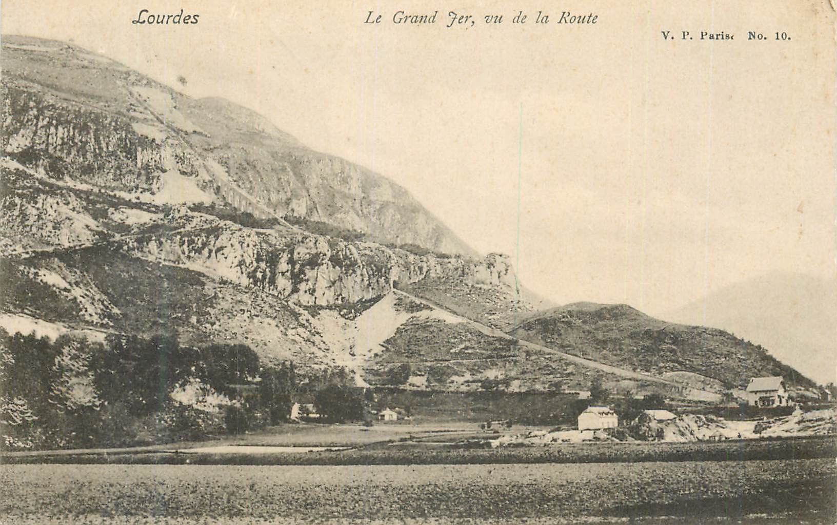 CPA Lourdes Le Grand Fer vu de la Route