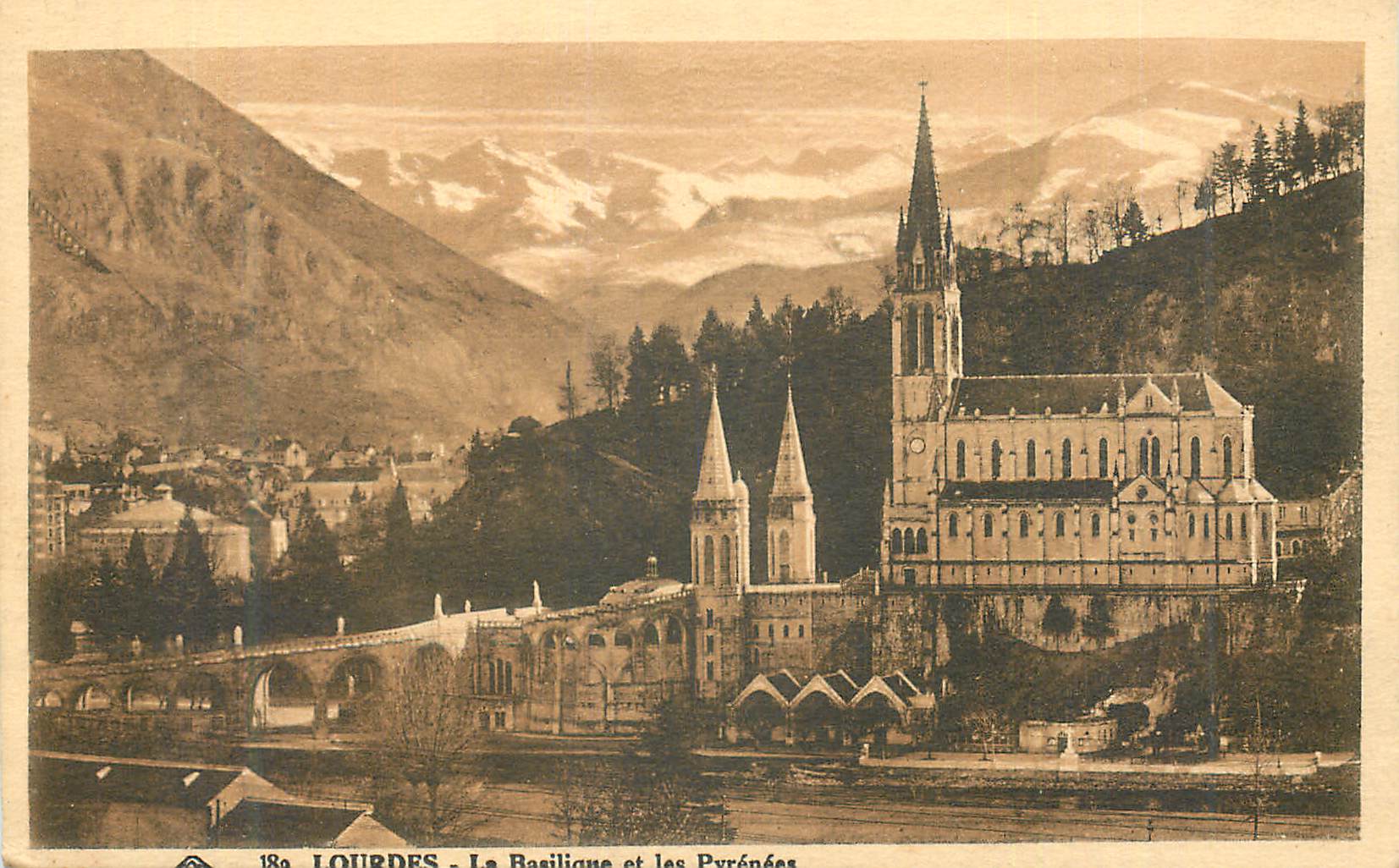 CPA Lourdes La Basilique et les Pyrenees