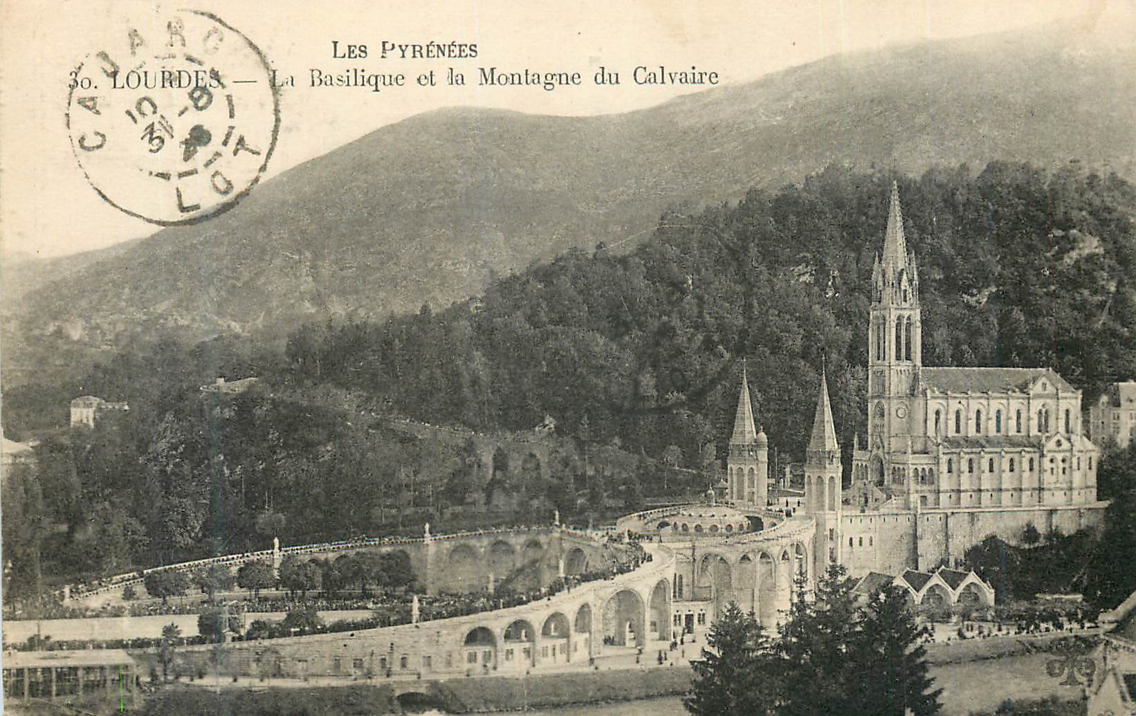 CPA Les Pyrenees Lourdes La Basilique et la Montagne du Calvaire
