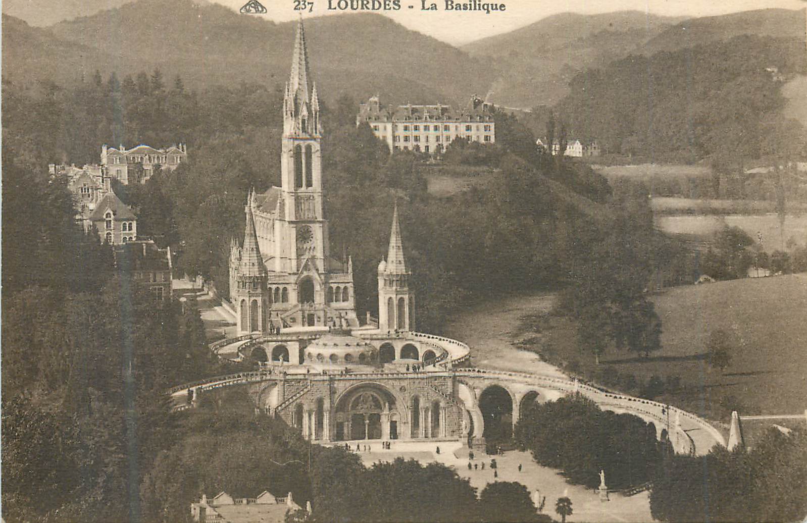 CPA Lourdes La Basilique