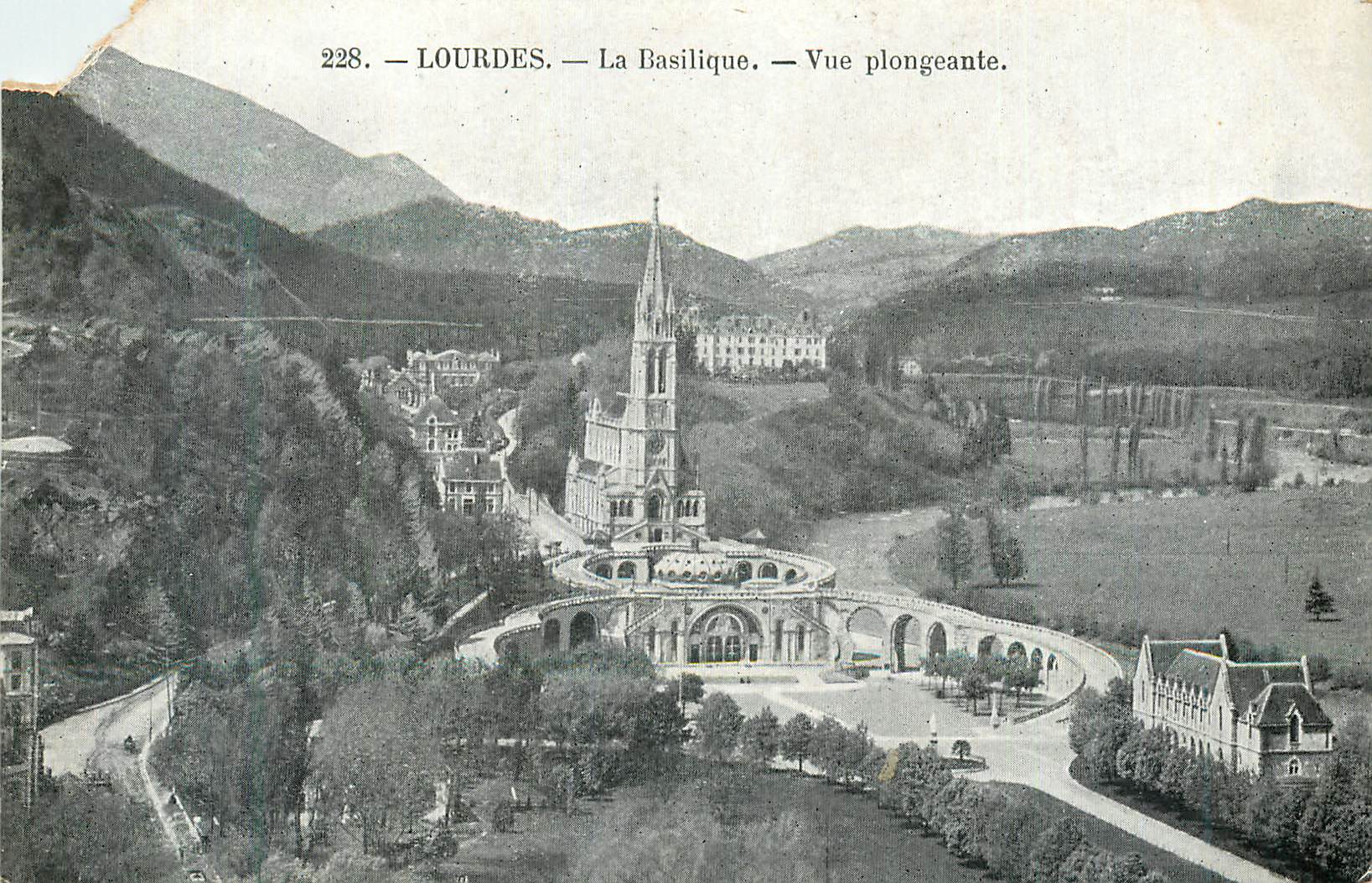 CPA Lourdes La Basilique Vue plongeante