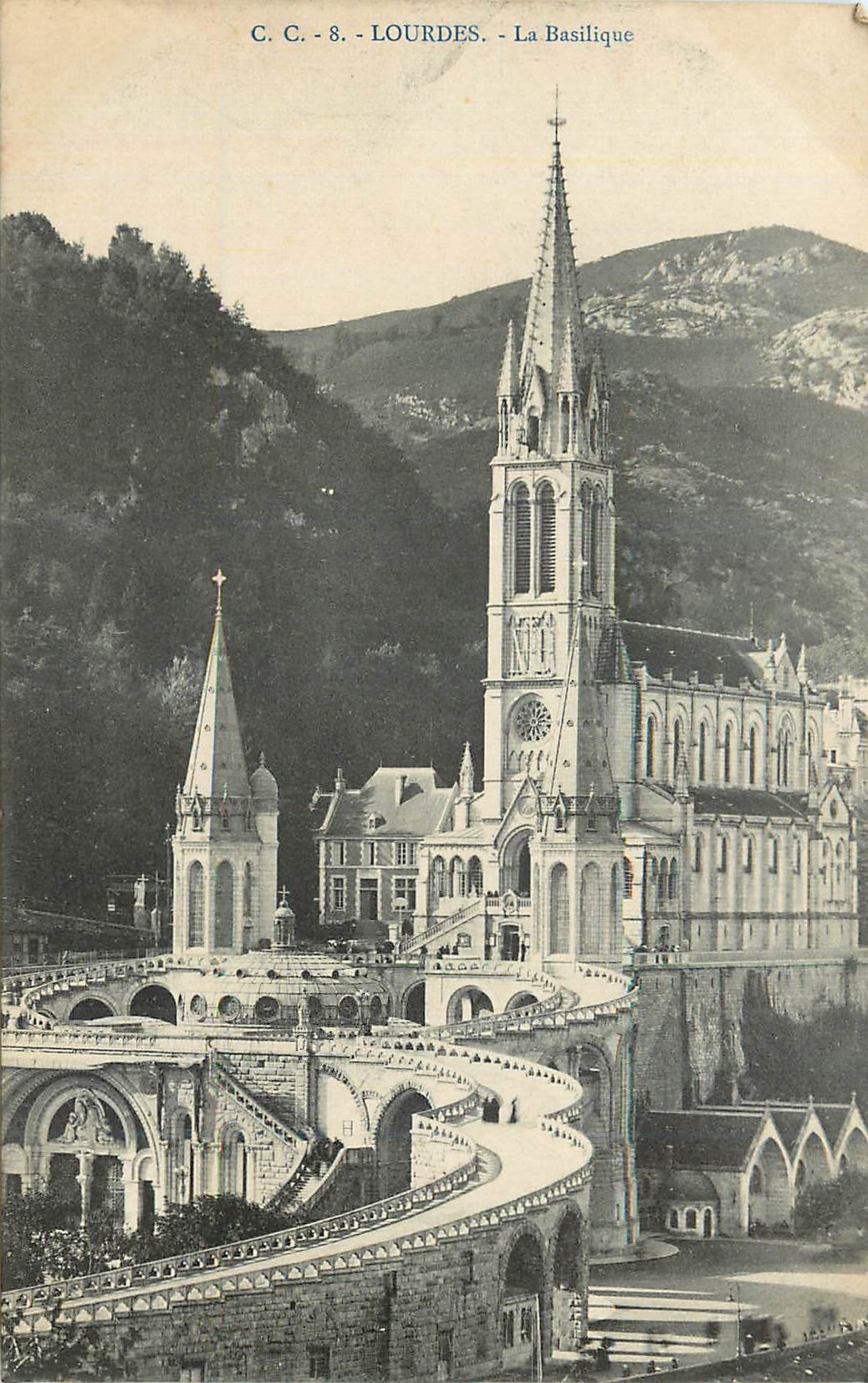 CPA Lourdes La Basilique