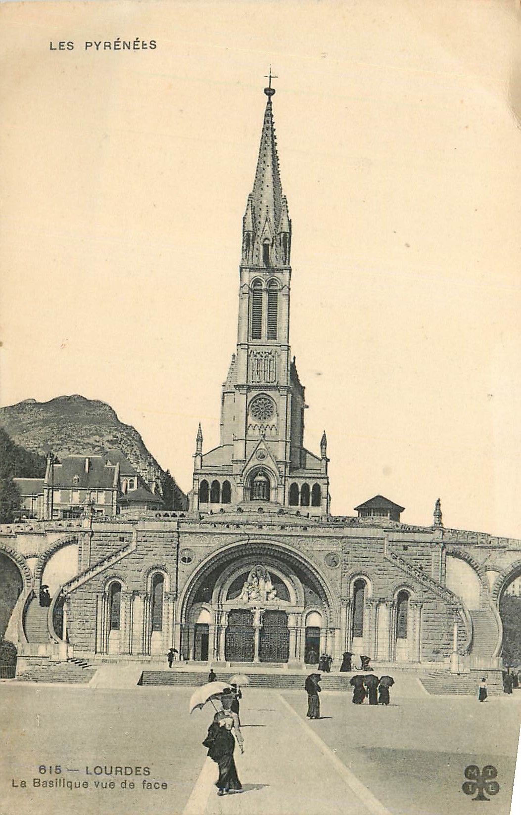CPA Les Pyrenees Lourdes La Basilique vue de face