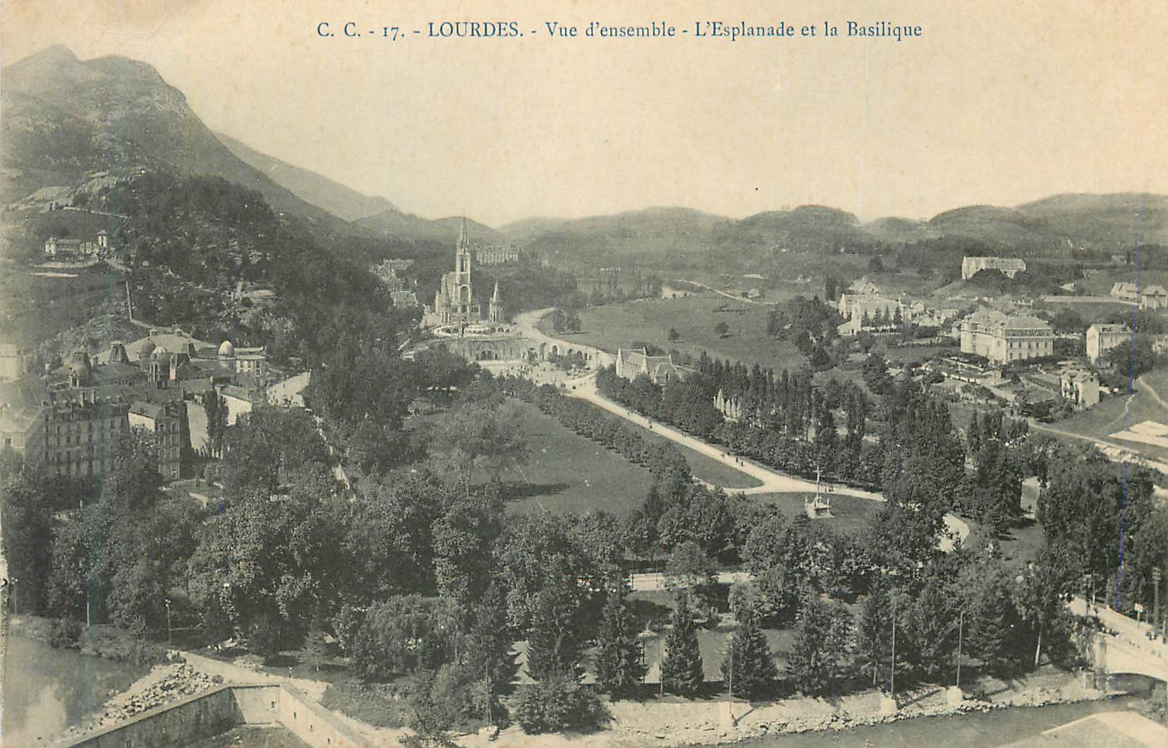CPA Lourdes Vue de ensemble L Esplanade et la Basilique