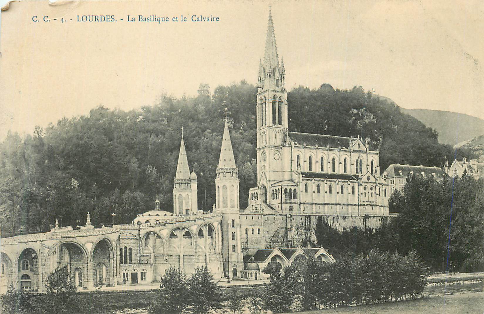 CPA Lourdes La Basilique et le Calvaire