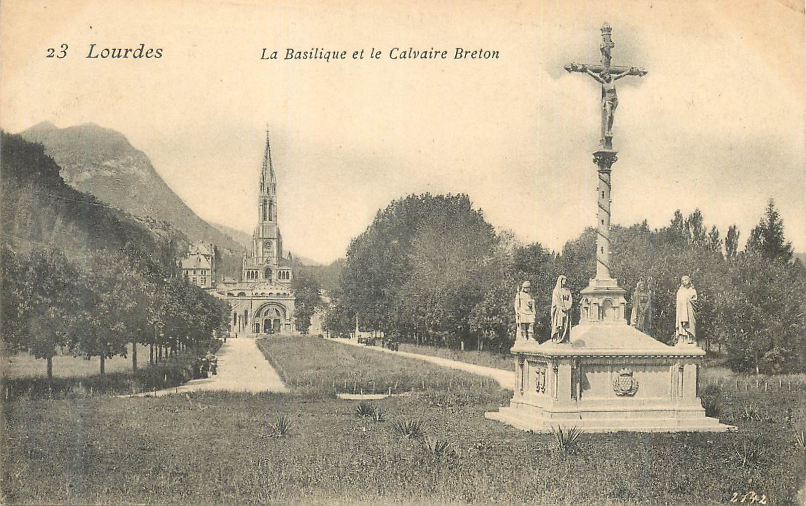 CPA Lourdes La Basilique et le Calvaire Breton
