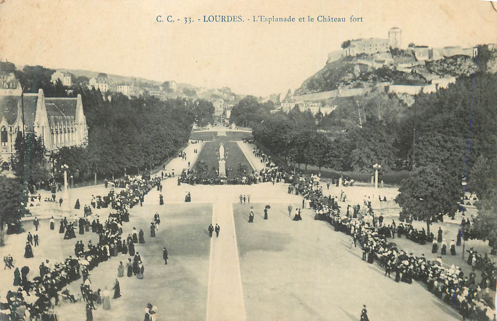 CPA Lourdes L Esplanade et le Chateau fort