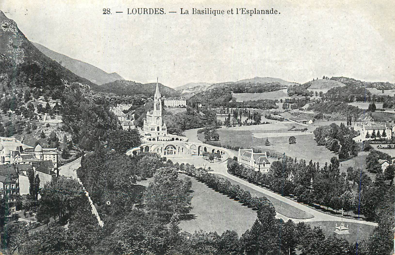 CPA Lourdes La Basilique et l Esplanade
