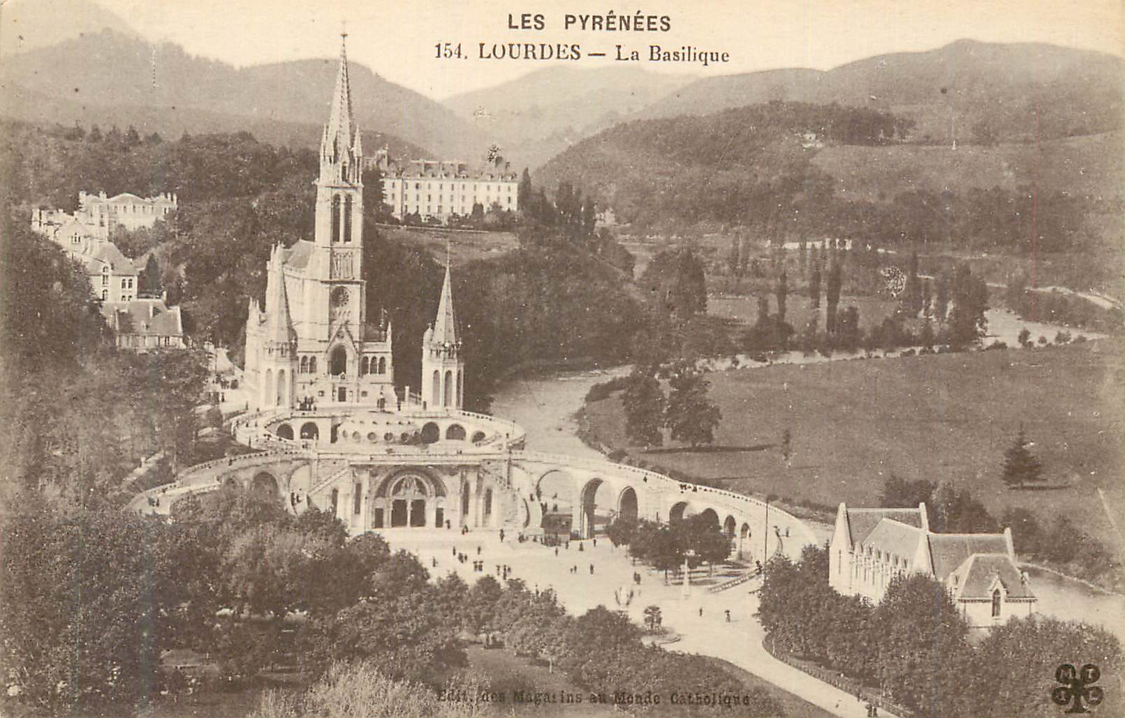 CPA Les Pyrenees Lourdes La Basilique
