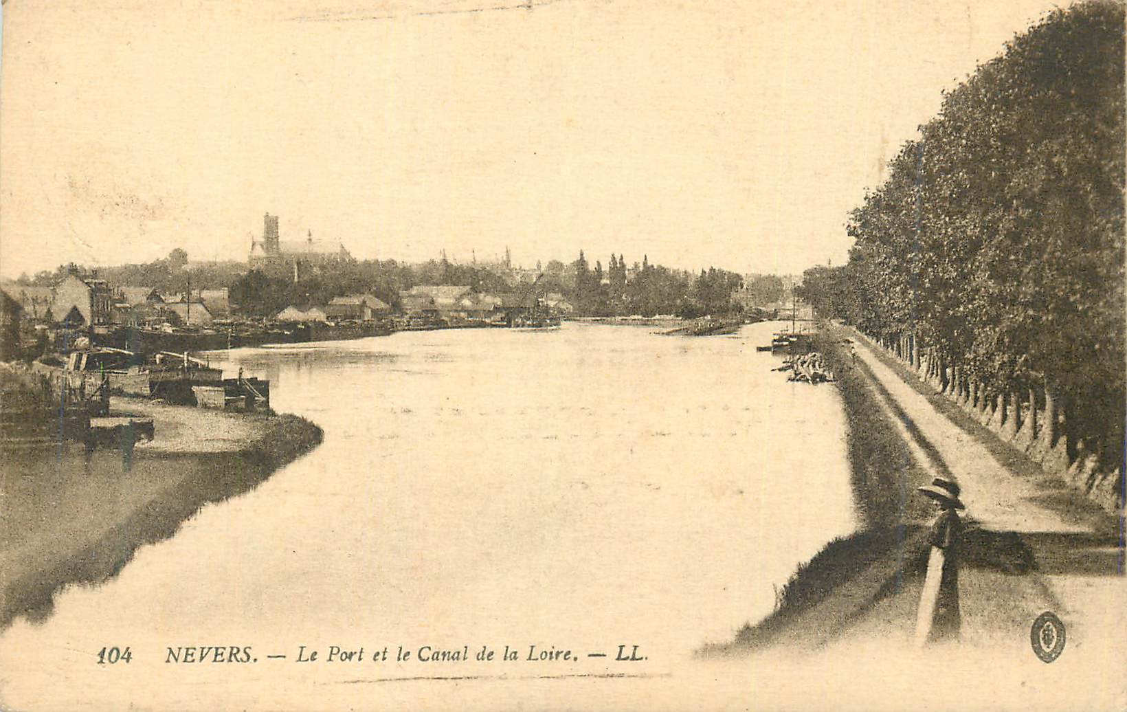 CPA Nevers Le Port et le Canal de la Loire