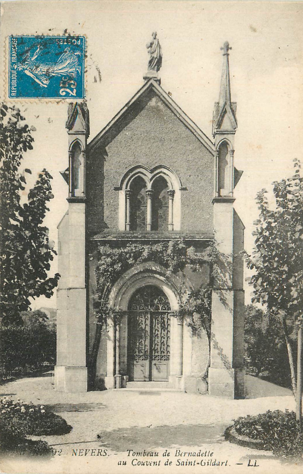 CPA Nevers Tombeau de Bernadette au Couvent de Saint Gildari
